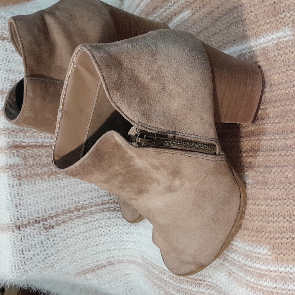 Carlos tan suede open toe booties sz 10